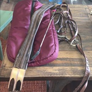 English saddle bag,whip,full bridle,and a cinch🐴